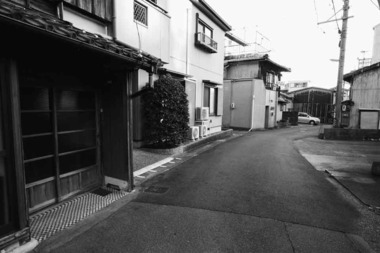 鳥羽・大里通り、白子屋を望む