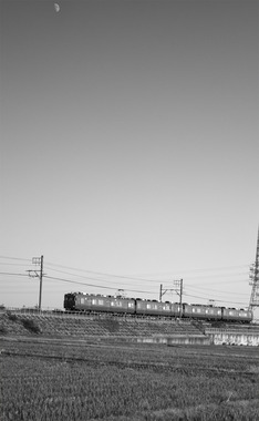 刈谷・下り松川付近を行く名鉄電車