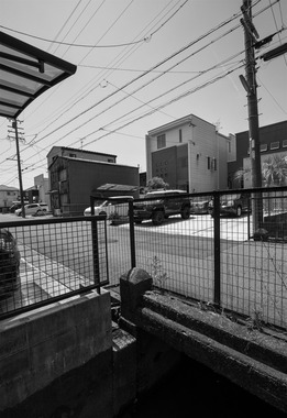 竹鼻・共楽園を隔てる水路